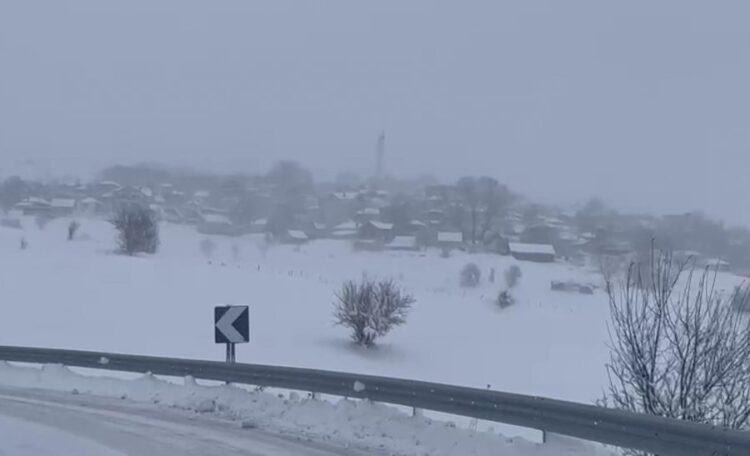 Reshje bore dhe erë e fortë, disa zona në Kukës pa energji elektrike