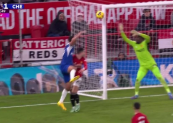 Broja ndalet nga shtylla, feston United! City bie në “Villa Park”