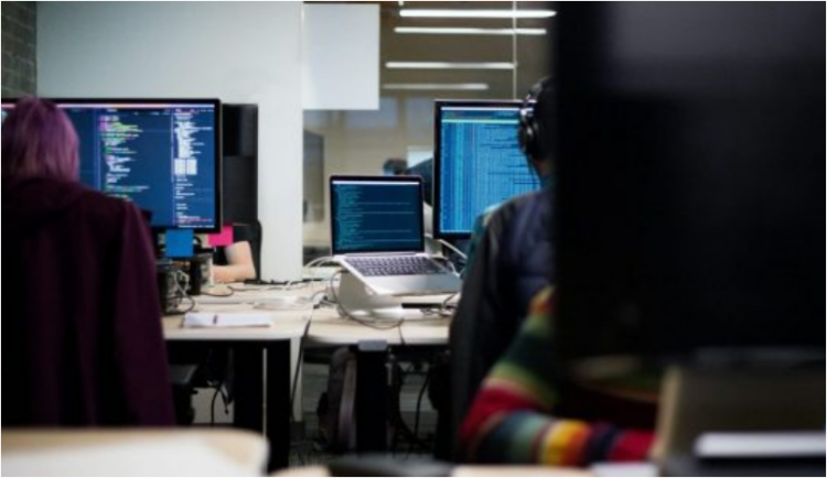 Mashtronin nëpërmjet call centerave, arrestohen 4 persona