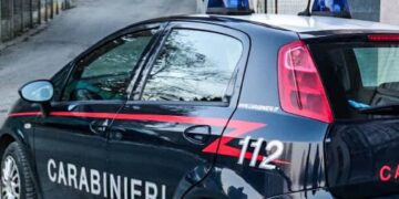 Gruaja merr gjobë, bashkëshorti tenton ta godasë me thikë për vdekje