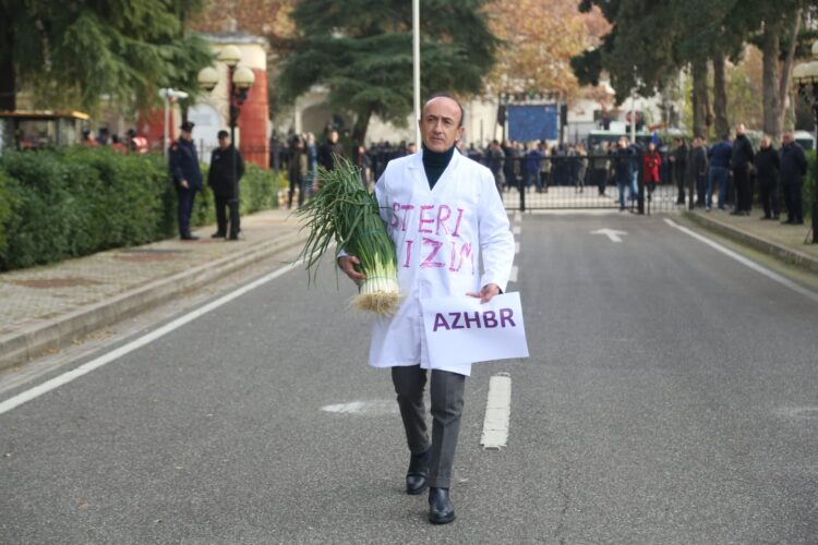 Dashnor Sula paraqitet me një veshje të pazakontë në Parlament