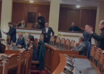 ‘O plehra! Sula shpërthen në sallën: S’keni njerzillëk, por kafshëri