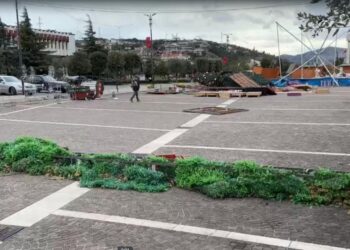 FOTO/ Era e fortë shkatërron dekorin e festave të fundvitit në Lezhë