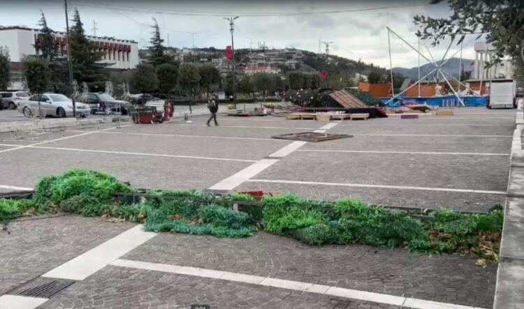 FOTO/ Era e fortë shkatërron dekorin e festave të fundvitit në Lezhë