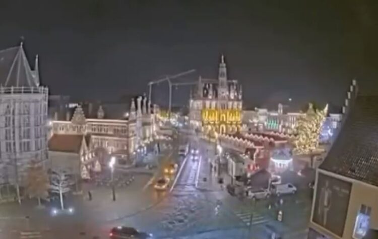 Bie pema e Krishtlindjes 20 metra e lartë, vret një grua 63-vjeçare