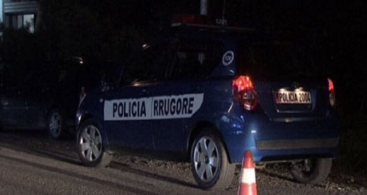 Më shumë se tre orë e bllokuar, nxirret nga automjeti 27-vjeçarja