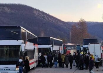 Serbët e Kosovës shkojnë për të votuar në Serbi