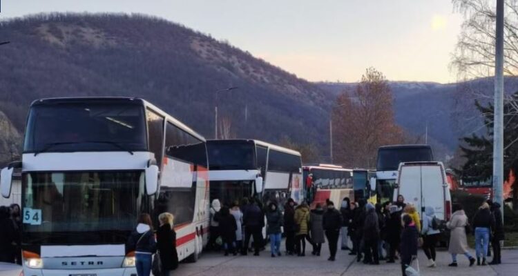 Serbët e Kosovës shkojnë për të votuar në Serbi