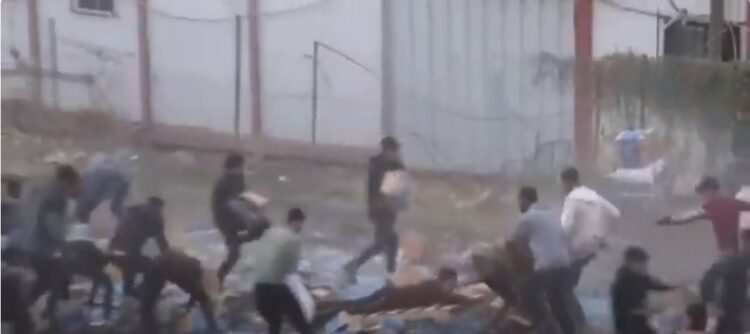 Palestinezët vrapojnë pas kamionëve që transportonin ndihma në Gaza