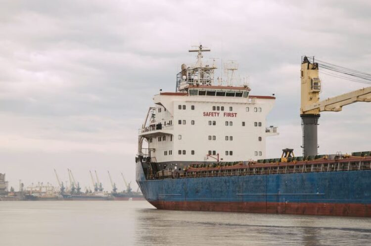 Minat nënujore shpërthejnë një anije greke në rrugën drejt Ukrainës!