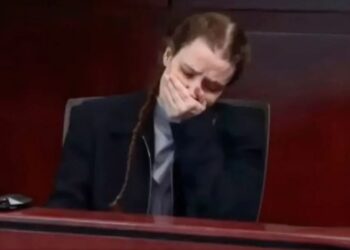 Vrasësja e fëmijës vjell në gjyq pasi iu shfaqën fotot e djalit që…