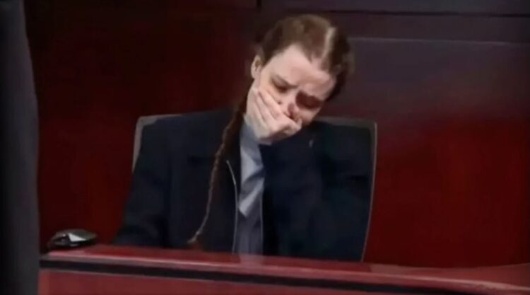 Vrasësja e fëmijës vjell në gjyq pasi iu shfaqën fotot e djalit që…