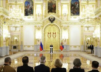 Putin priti ambasadorët e huaj nga një distancë prej 22 metrash