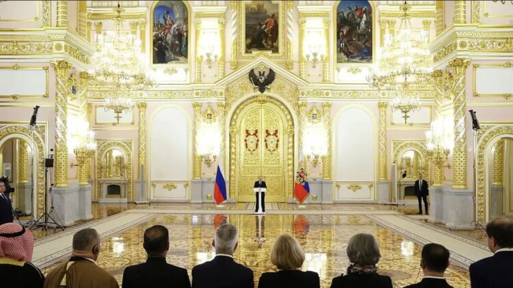 Putin priti ambasadorët e huaj nga një distancë prej 22 metrash