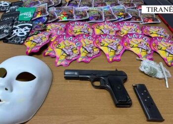 EMRAT/ Kokainë, para e armë në lokal, arrestohen 4 persona në Tiranë