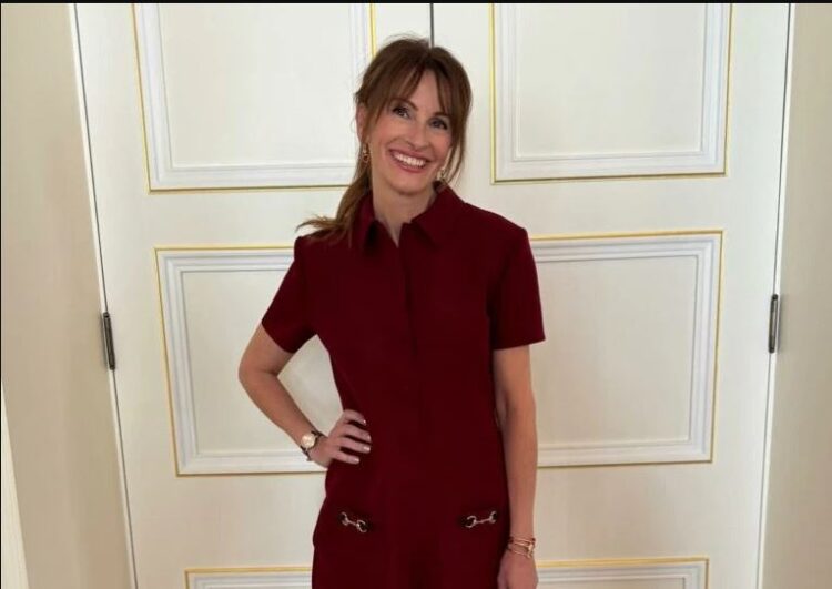 Julia Roberts prezanton sezonin e festave me një jumpsuit mikro
