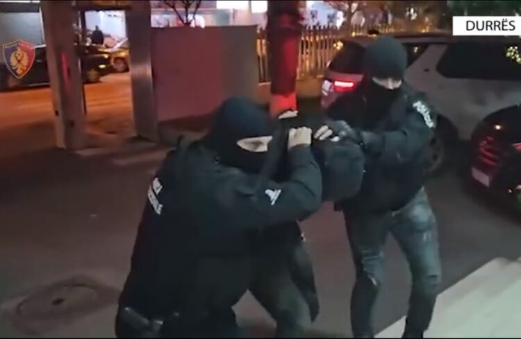 EMRI/ Tentoi t’i ikte policisë, arrestohet i shumëkërkuari në Durrës