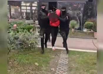 I kërcënonte nga telefoni dhe u merrte para, arrestohet i riu