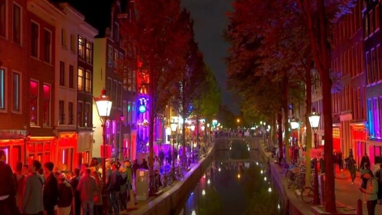 Ndryshime në Holandë, largohen prostitutat nga vitrinat e dyqaneve