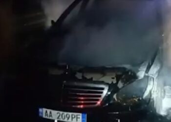 Merr flakë në ecje makina në aksin rrugor Laç-Mamurras