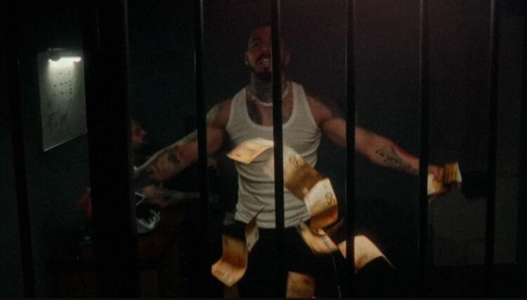 Don Leon vidhte ATM-të dhe më pas shfaqej dhe digjte paratë në video