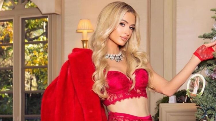 Paris Hilton feston Krishtlindjet duke pozuar me të brendshme