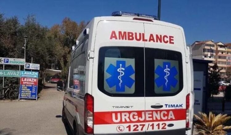 Humb kontrollin e mjetit dhe përplaset me shtyllën elektrike, 3 të…