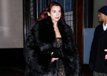 Dua Lipa shfaqet me një fustan të madh me gëzof dhe dantella