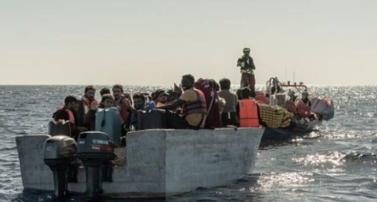 Tragjedi në Mesdhe, më shumë se 60 emigrantë dyshohet se janë mbytur