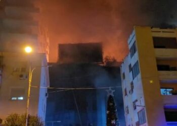 Riaktivizohet vatra e zjarrit në qendrën tregtare në Lushnjë