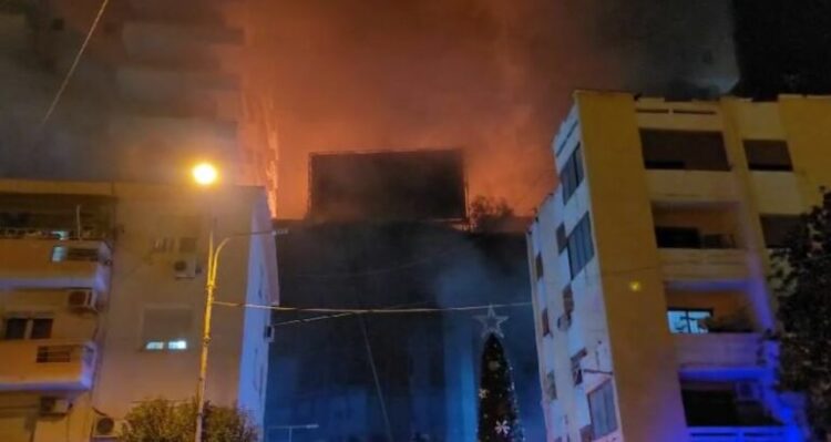 Riaktivizohet vatra e zjarrit në qendrën tregtare në Lushnjë