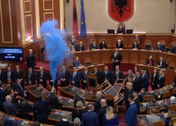 Nis seanca në Kuvend, opozita ndez flakadanë dhe godet tavolinat
