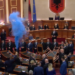 Nis seanca në Kuvend, opozita ndez flakadanë dhe godet tavolinat