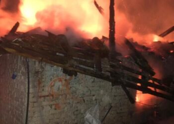 Shkrumbohet shtëpia në Has, familja mbetet pa strehë në mes të dimrit