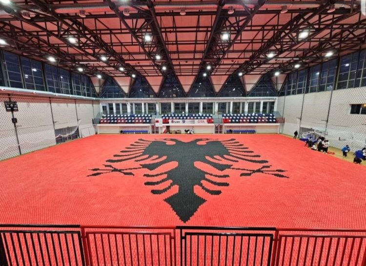 Flamuri më i madh në botë, shqiponja dykrenare hyn në Librin Guinness