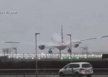 Panik për udhëtarët, avioni lëkundet në ajër, bën ulje të rrezikshme