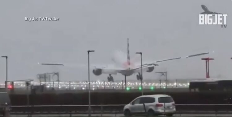 Panik për udhëtarët, avioni lëkundet në ajër, bën ulje të rrezikshme