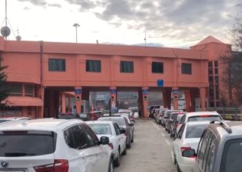 Fluks në doganën e Qafë Thanës, qytetarët përballen me radhë të gjata