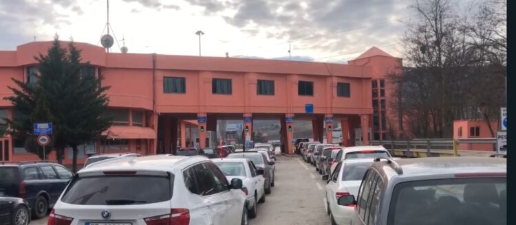 Fluks në doganën e Qafë Thanës, qytetarët përballen me radhë të gjata