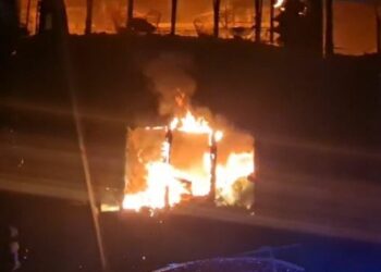 Vështirësohet situata në Lushnje, flakët prekin dy kate të pallatit