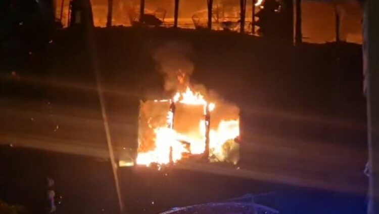 Vështirësohet situata në Lushnje, flakët prekin dy kate të pallatit