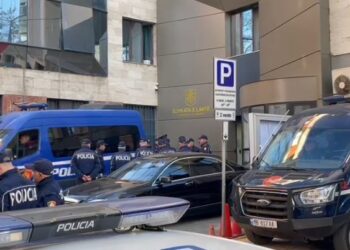 Vendoset për vulën e PD-së, policia ‘blindon’ Gjykatën e Lartë