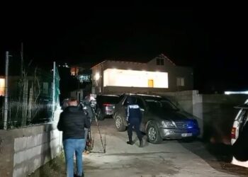 “Ulu Policia”, ja si grabitën banesën dhe gjunjëzuan të moshuarit 3 grabitësit