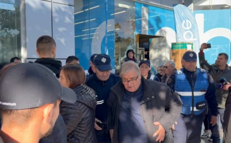 EMRI+FOTO/ Gruaja dhunon ish-bashkëshortin e saj në mes të qytetit