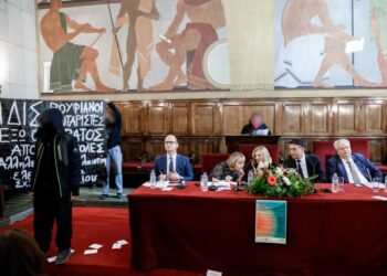 E papritur/ Ditmir Bushati përfshihet nga incidenti në Athinë (FOTO)