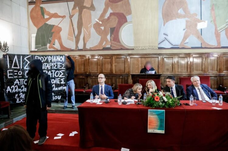 E papritur/ Ditmir Bushati përfshihet nga incidenti në Athinë (FOTO)