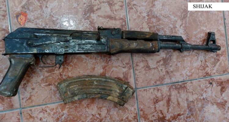 Mbante kallashnikov pa leje, arrestohet 28-vjeçari në Shijak