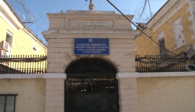 Vazhdon greva e urisë nga shqiptarët në burgjët e Korfuzit