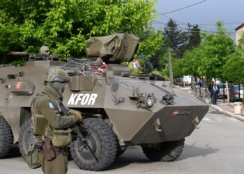 Kërcënimet për sulm në Kosovë, KFOR shton trupat dhe makineritë