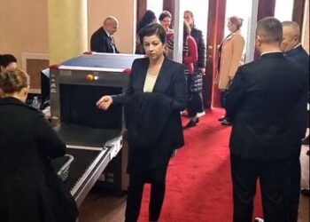 “Ka futur shashka”/ Deputetët kontrollohen me imtësi, zhveshin dhe…